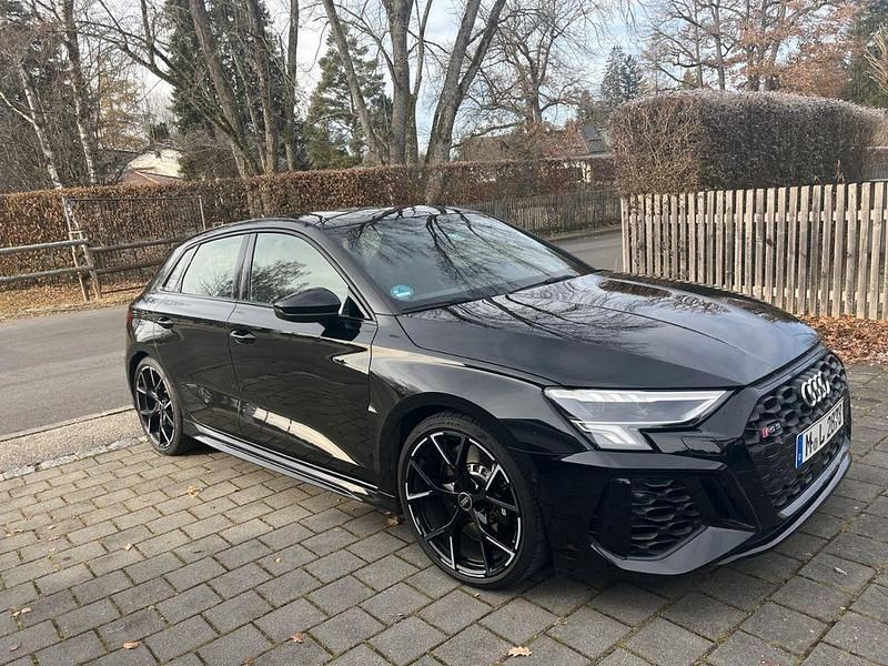 Schwarz Gebraucht 2023 Audi RS3 Sport Limousine | 51.900 € (Guter Preis) - Bild 1/4