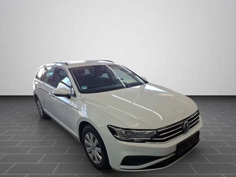 Gebraucht VW Passat Conceptline 150 PS (110 kW) 2023 Gletscherweiß metallic (metallic) Kombi