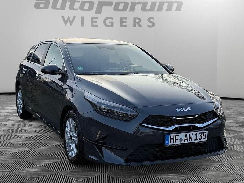 Neu Kia Ceed 101 PS (74 kW) 2025 (h8g) pentametal met. Kleinwagen