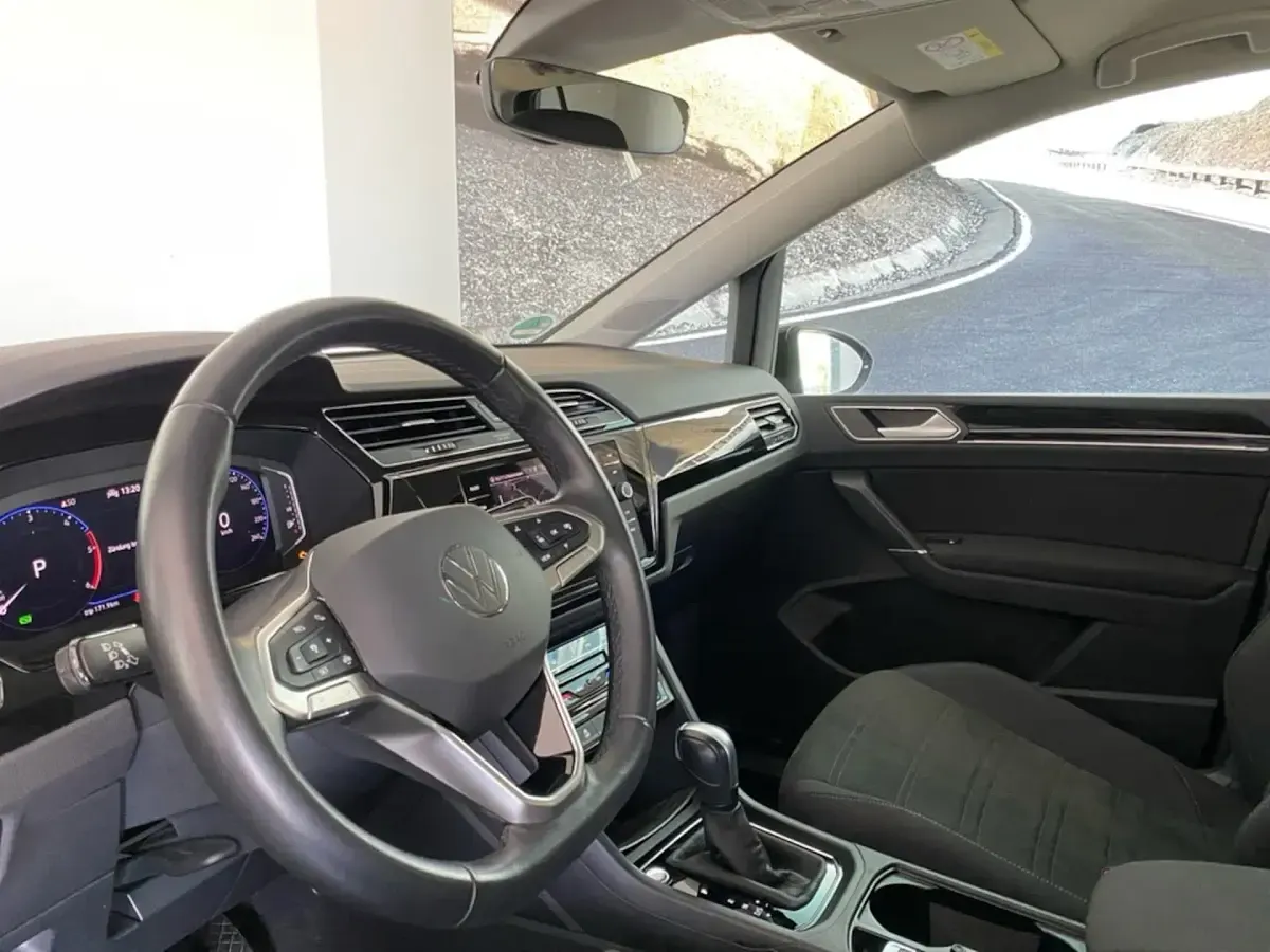 Gebraucht VW Touran Highline 150 PS (110 kW) 2023 Deep black perleffekt Van / Kleinbus