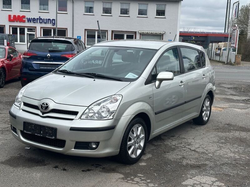 Silber Gebraucht 2005 Toyota Corolla Verso Executive Van / Kleinbus | 5.900 € (Etwas zu teuer) - Bild 1/4