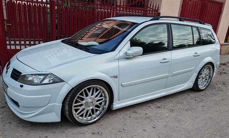 Silber Gebraucht 2005 Renault Mégane GrandTour Privilege Kombi | 7.990 € - Bild 1/4