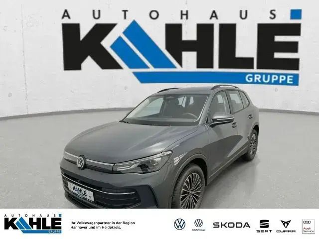 Grau Neu 2025 VW Tiguan Life SUV | 46.384 € (Etwas zu teuer) - Bild 1/4