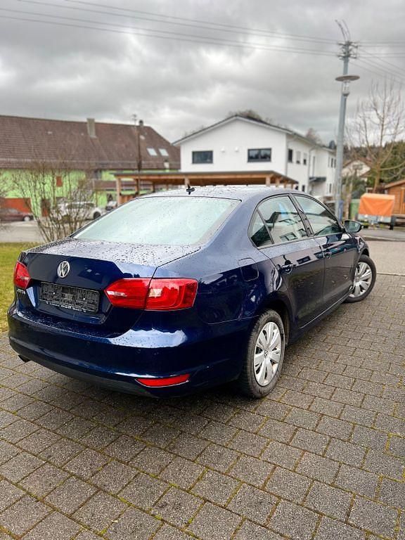 Gebraucht VW Jetta Trendline 105 PS (77 kW) 2013 Blau Limousine