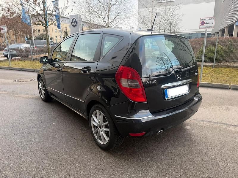 Gebraucht Mercedes A180 109 PS (80 kW) 2010 Schwarz Kleinwagen