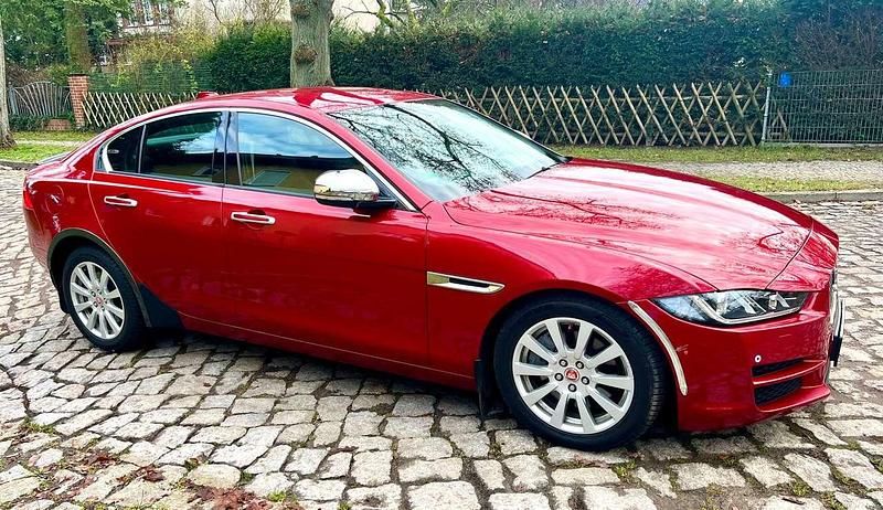 Gebraucht Jaguar XE Pure 200 PS (147 kW) 2017 Firenze red Limousine