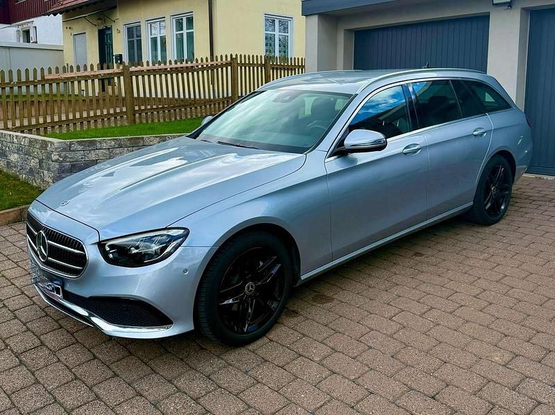 Gebraucht Mercedes E220 Avantgarde 194 PS (142 kW) 2021 Silber Kombi