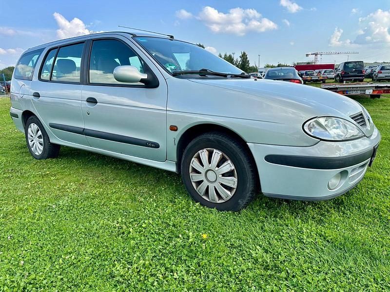 Grau Gebraucht 2002 Renault Mégane GrandTour Authentique Kombi | 900 € - Bild 1/4