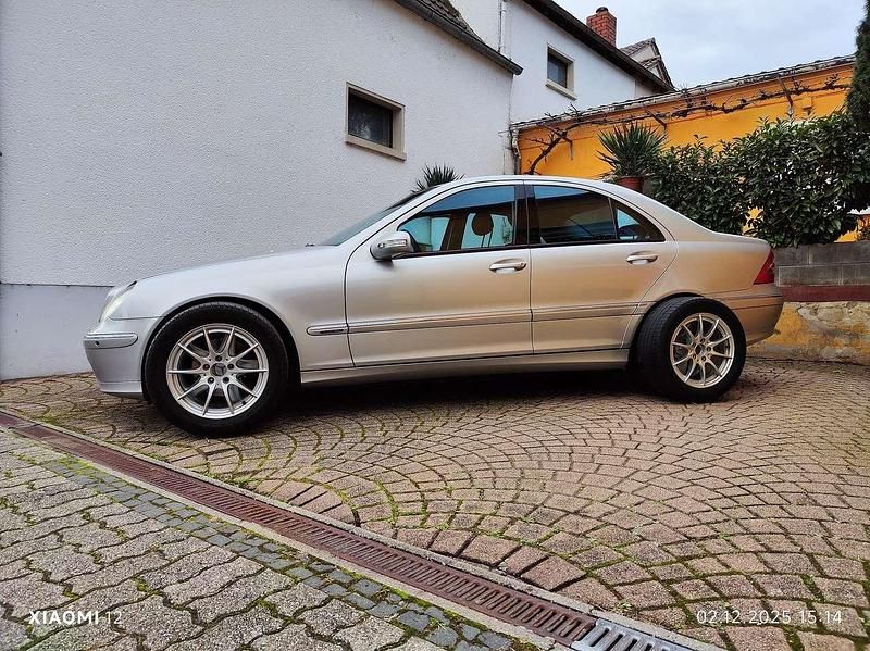 Silber Gebraucht 2004 Mercedes C320 Limousine | 6.400 € (Fairer Preis) - Bild 1/4