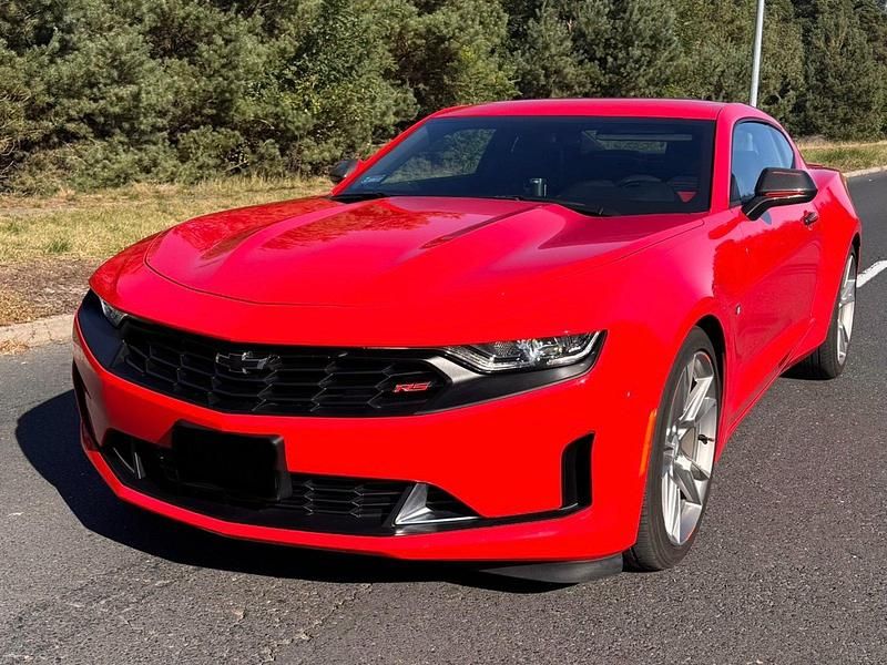 Rot Gebraucht 2018 Chevrolet Camaro Sport Coupé | 34.500 € (Teuer) - Bild 1/4