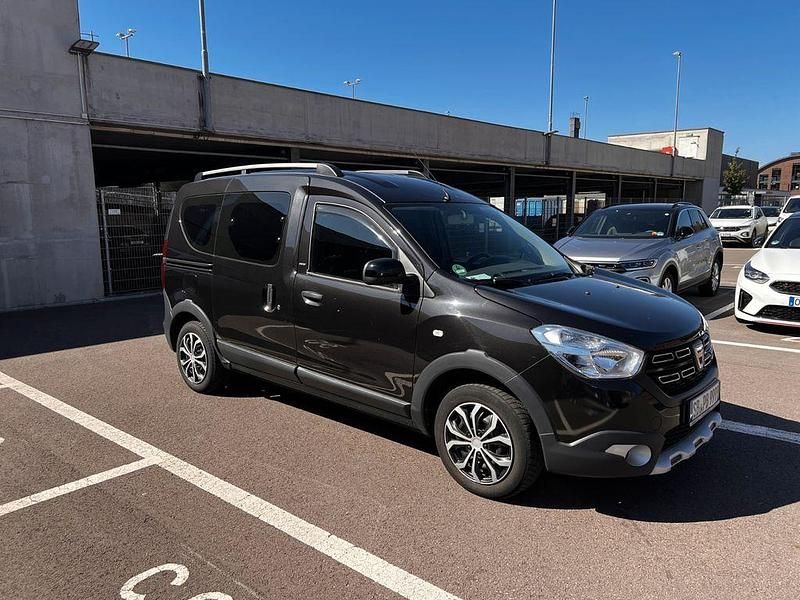 Schwarz Gebraucht 2018 Dacia Dokker Celebration Van | 9.500 € - Bild 1/4