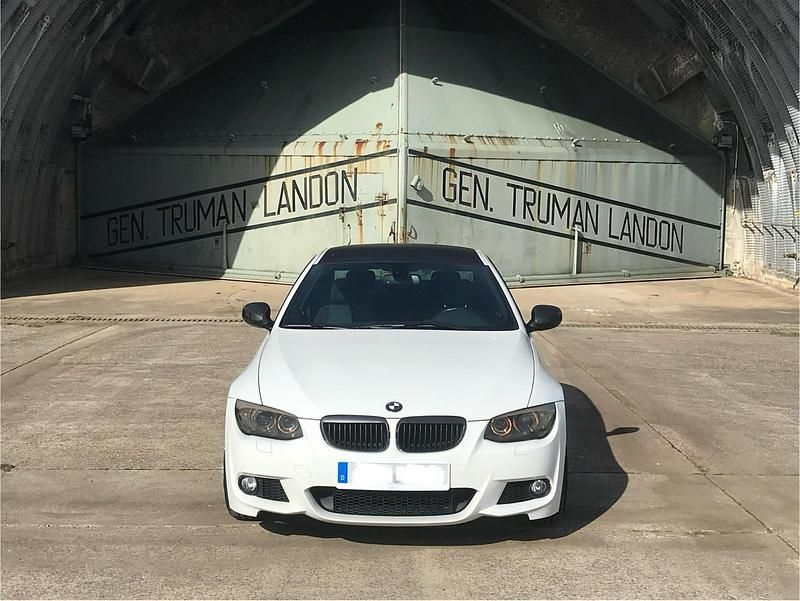 Weiß Gebraucht 2011 BMW 320 Coupé | 10.000 € (Etwas zu teuer) - Bild 1/4