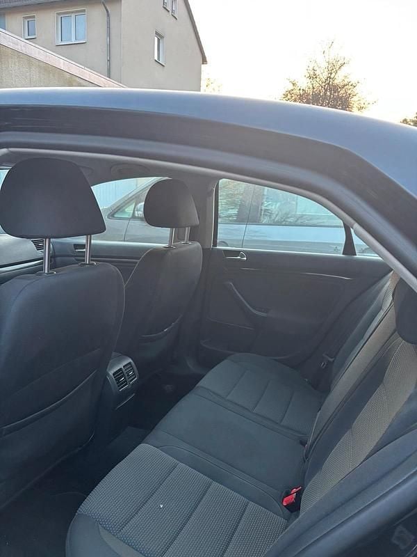 Second-hand VW Jetta 105 CP (77 kW) 2010 Negru Berlinǎ