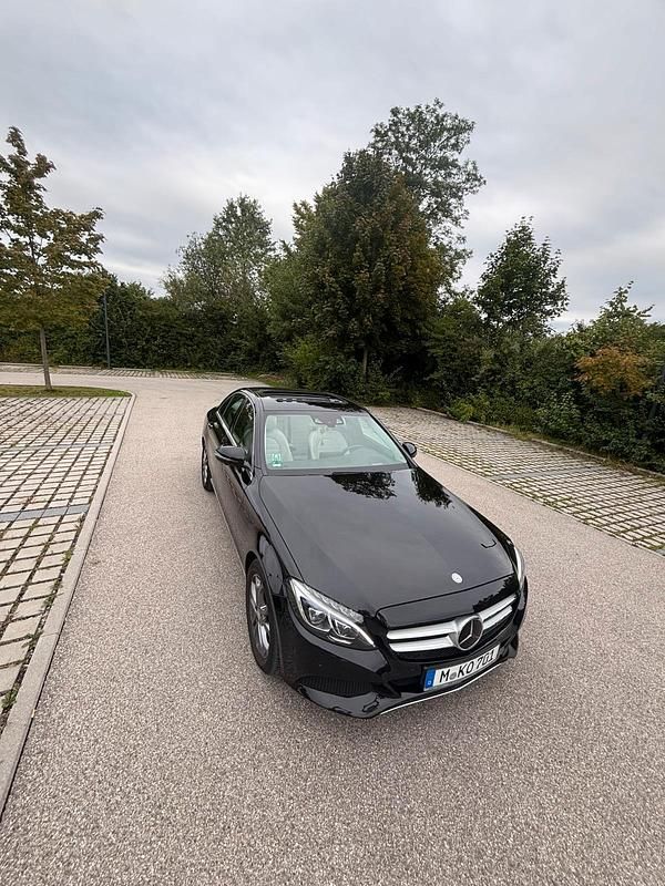 Schwarz Gebraucht 2016 Mercedes C200 Edition Limousine | 24.900 € (Teuer) - Bild 1/4
