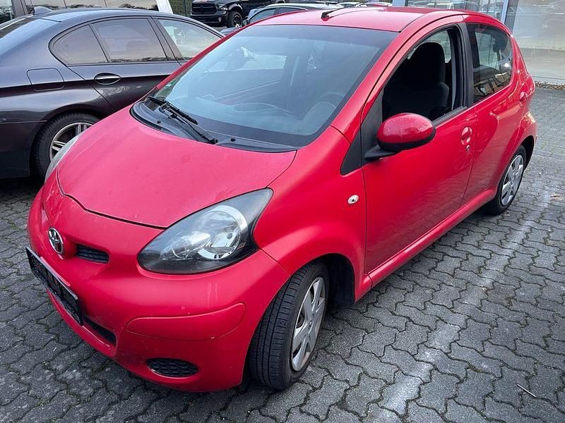 Gebraucht Toyota Aygo Cool 68 PS (50 kW) 2011 Rot Kleinwagen