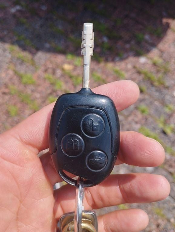 Rot Gebraucht 2001 Ford Fiesta Kleinwagen | 1.300 € (Fairer Preis) - Bild 1/4