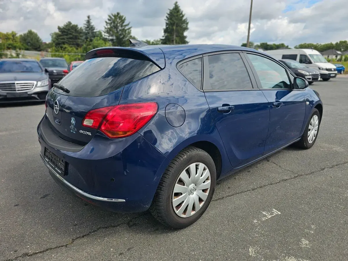 Gebraucht Opel Astra 101 PS (74 kW) 2014 Blau Limousine