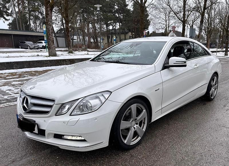 Gebraucht Mercedes E220 170 PS (125 kW) 2012 Calcitweiss  unilack Coupé