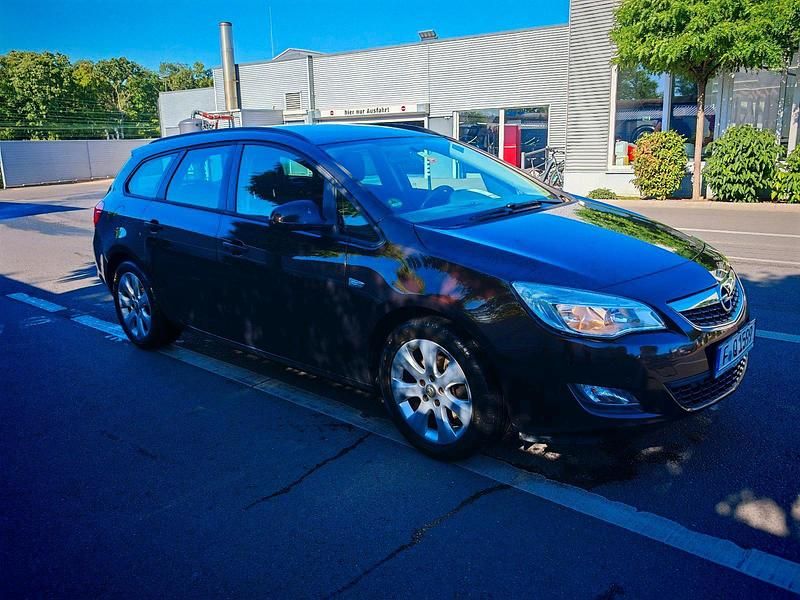 Braun Gebraucht 2012 Opel Astra Kombi | 3.700 € (Fairer Preis) - Bild 1/4