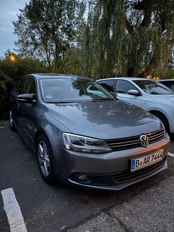 Grau Gebraucht 2011 VW Jetta Comfortline Limousine | 5.500 € (Guter Preis) - Bild 1/4