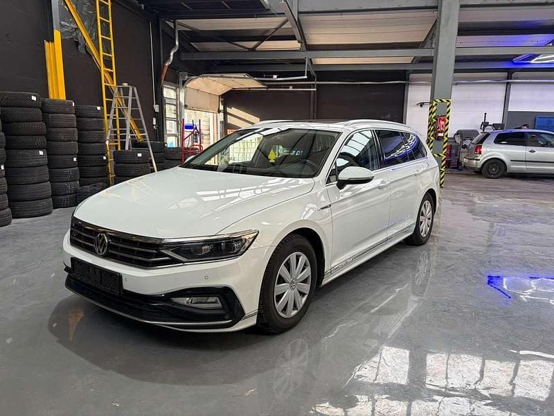 Gebraucht VW Passat Elegance 190 PS (139 kW) 2020 Pure white Kombi