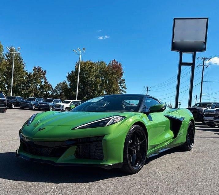 Neu Corvette C8 655 PS (481 kW) 2025 Grün Cabrio