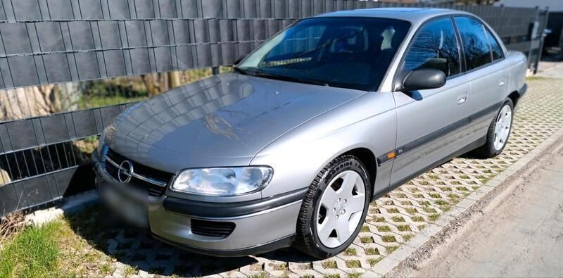 Silber Gebraucht 1995 Opel Omega Limousine | 8.500 € - Bild 1/4