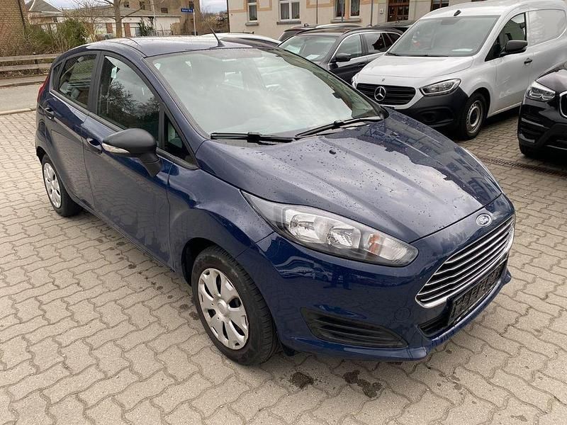 Gebraucht Ford Fiesta Ambiente 60 PS (44 kW) 2015 Blau Limousine