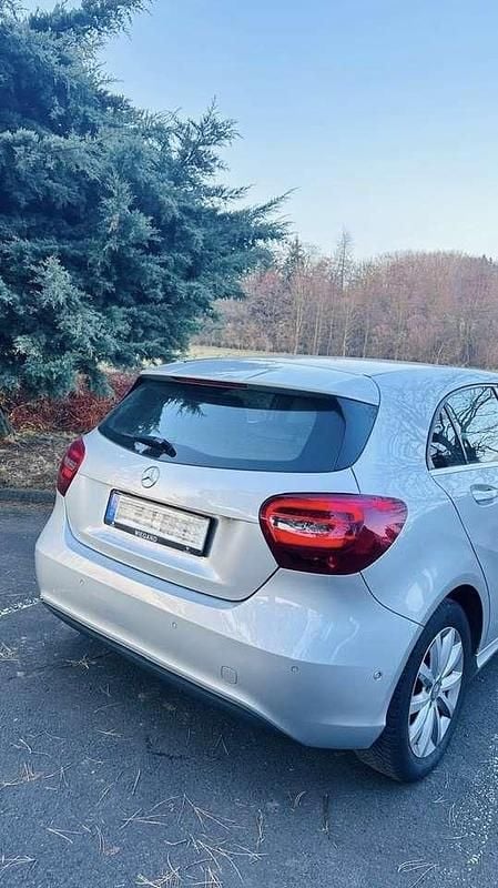 Grau Gebraucht 2016 Mercedes A180 Kleinwagen | 12.999 € (Fairer Preis) - Bild 1/4