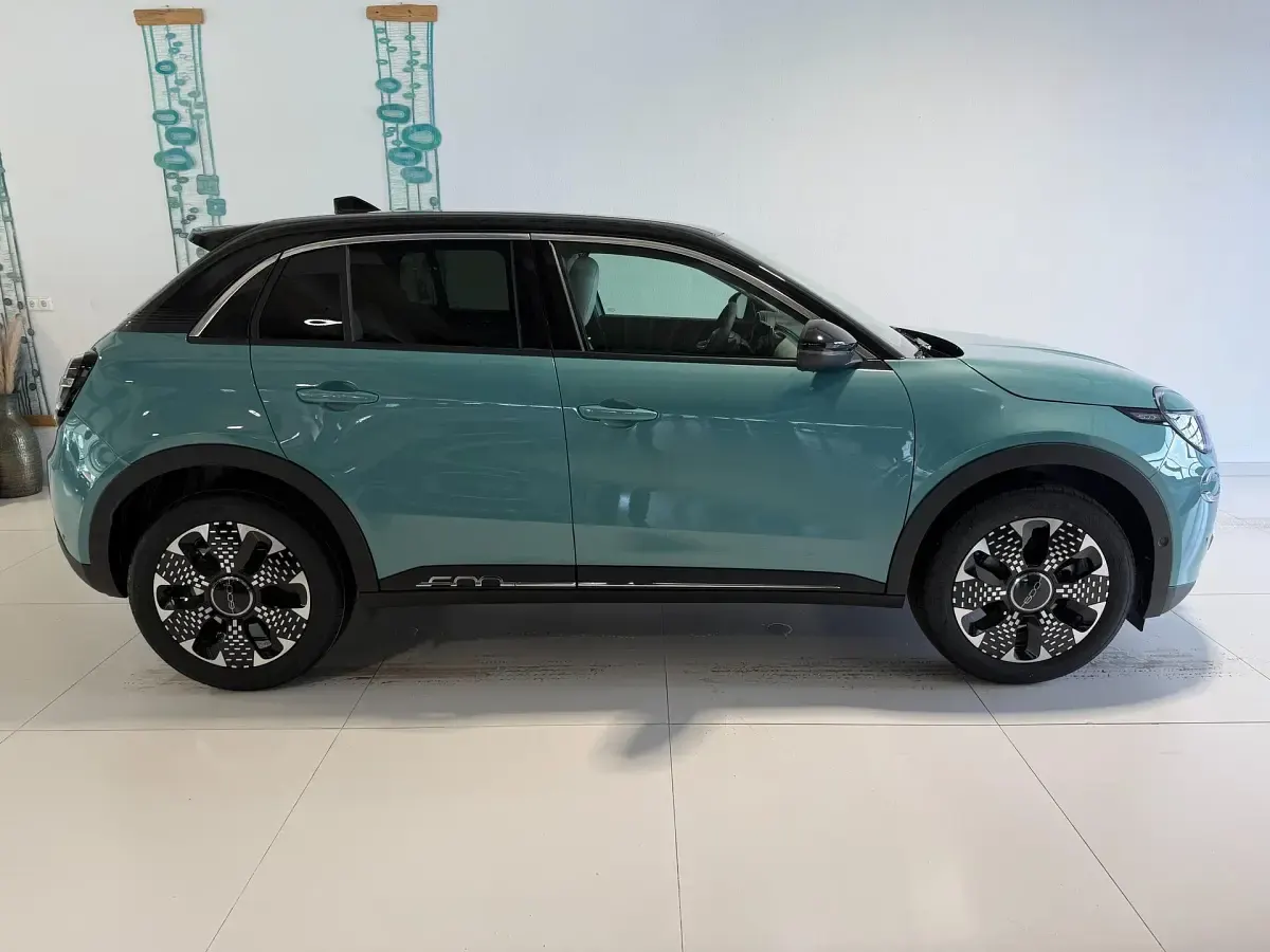 Neu Fiat 600 La Prima 145 PS (106 kW) 2026 960 acqua blau bicolore SUV