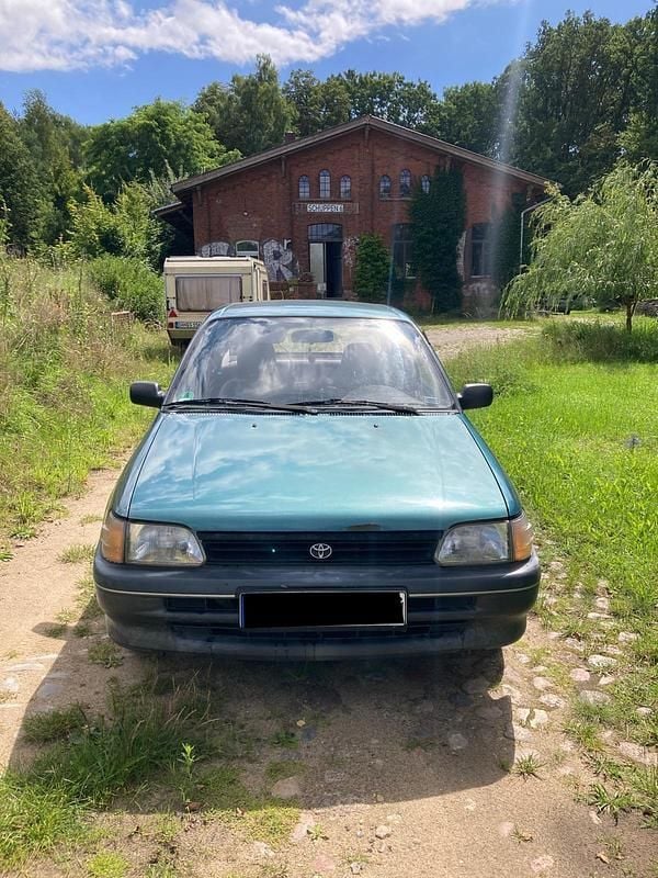Grün Gebraucht 1995 Toyota Starlet XLi Kleinwagen | 350 € - Bild 1/4