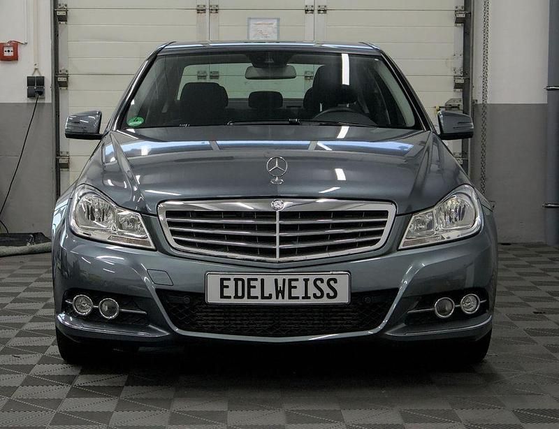 Gebraucht Mercedes C180 Elegance 156 PS (114 kW) 2011 Blau Limousine