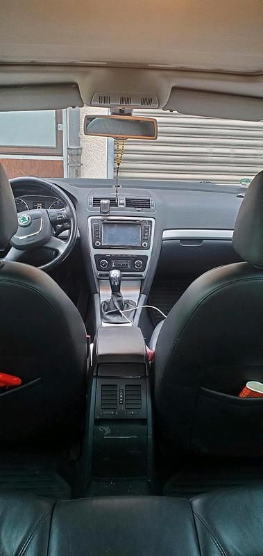 Blau Gebraucht 2011 Skoda Octavia Kombi | 3.500 € - Bild 1/4