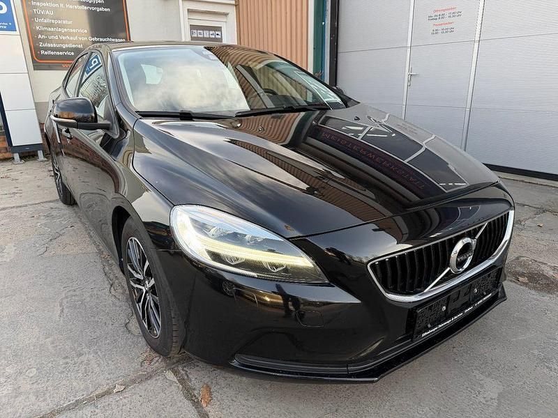 Gebraucht Volvo V40 Momentum 120 PS (88 kW) 2017 Schwarz Limousine