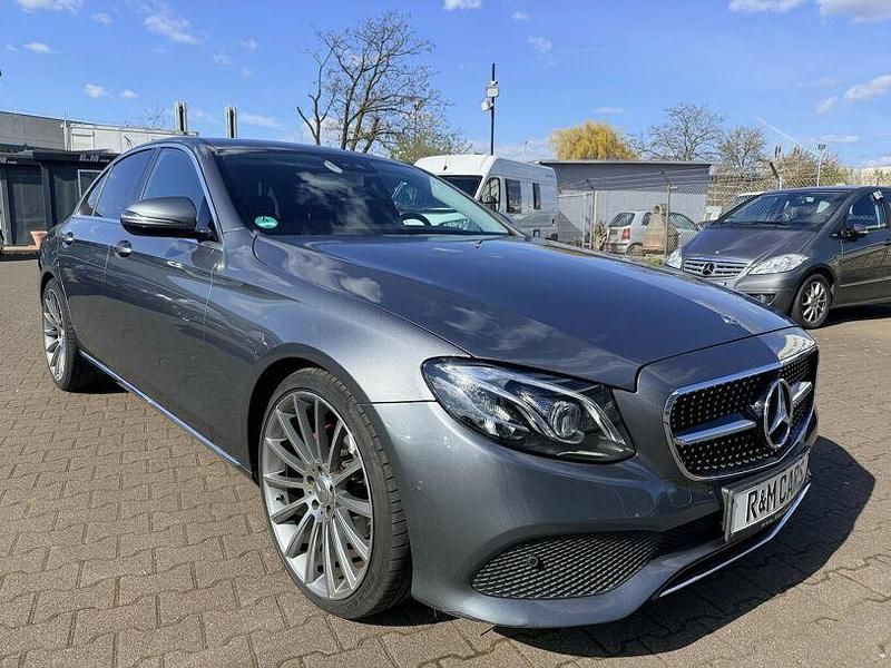 Gebraucht Mercedes E220 Avantgarde 194 PS (142 kW) 2017 Grau (metallic) Limousine