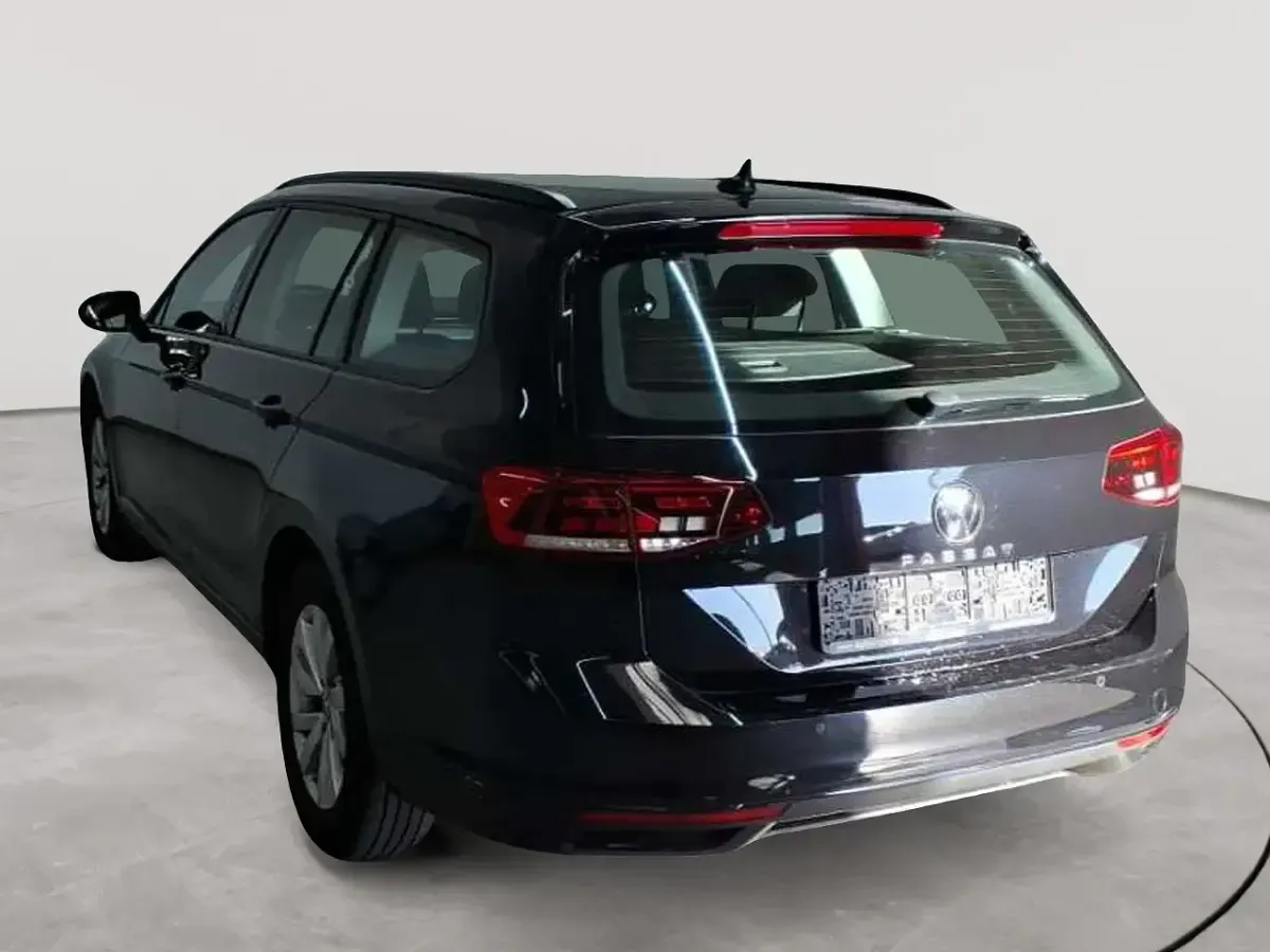 Gebraucht VW Passat 150 PS (110 kW) 2021 Deep black perleffekt Kombi