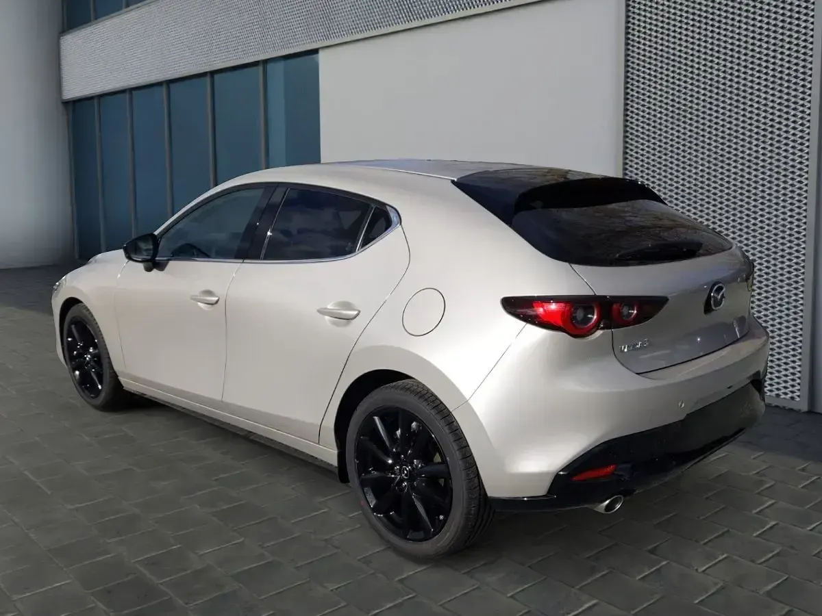 Neu Mazda 3 Homura-Line 140 PS (102 kW) 2025 Platinum quartz Limousine