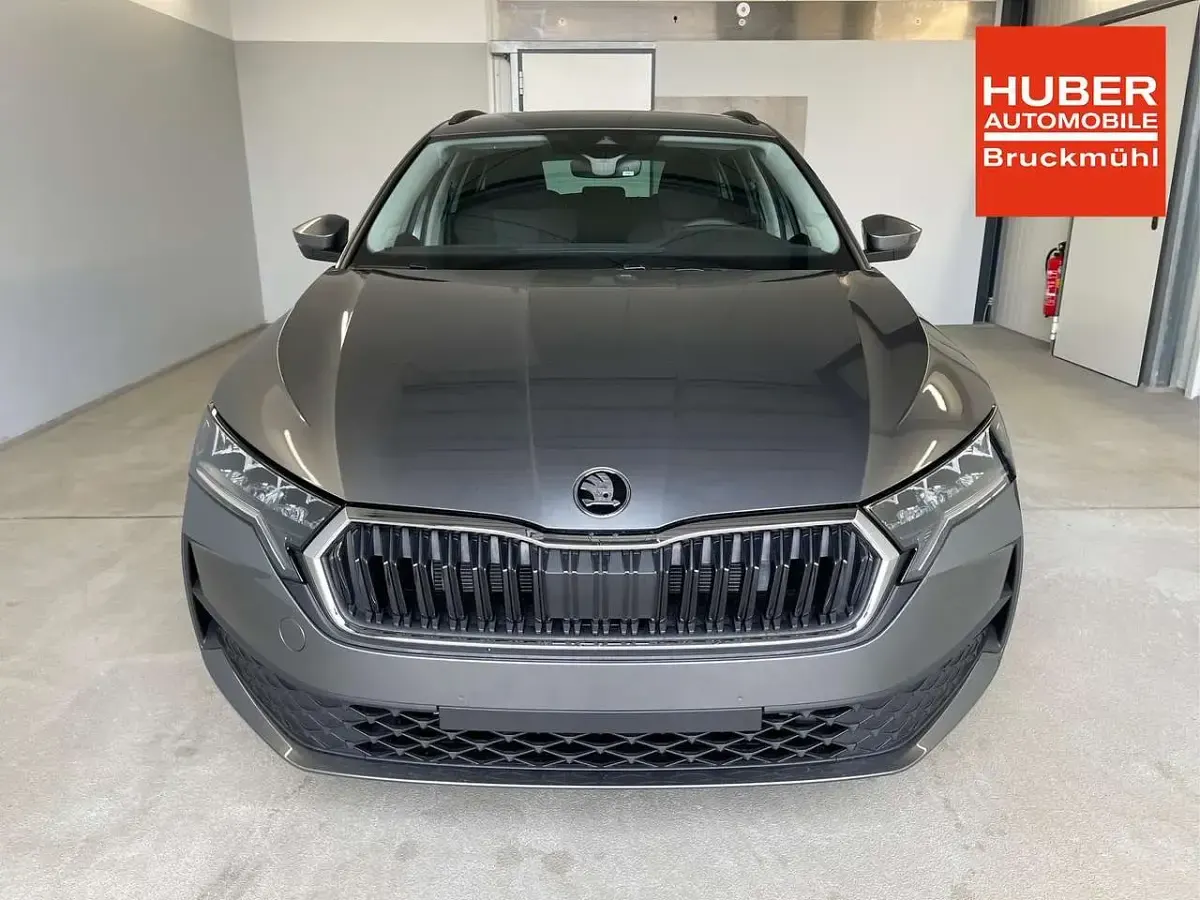 Neu Skoda Octavia Essence 150 PS (110 kW) 2025 [m3m3] stahl grau Kombi