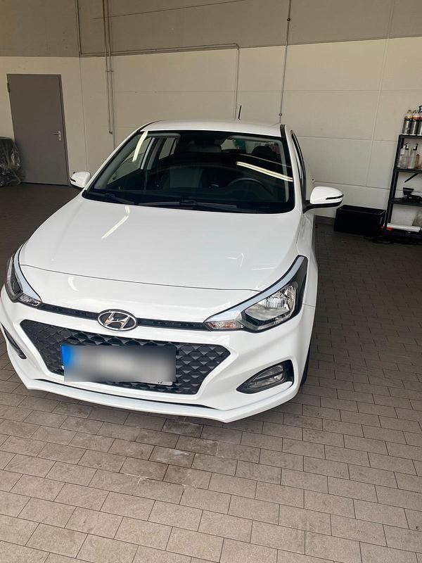 Weiß Gebraucht 2020 Hyundai i20 Trend Kleinwagen | 10.000 € (Guter Preis) - Bild 1/4