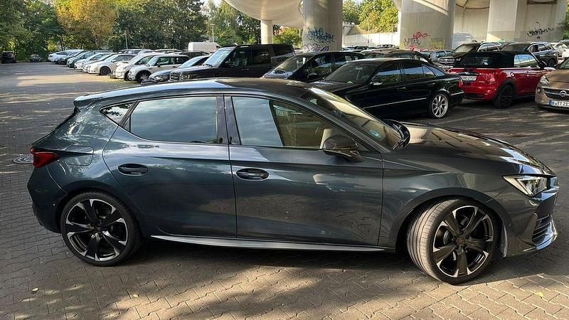 Używany Cupra Leon VZ 300 KM (220 kW) 2023 Szary Sedan/Limuzyna