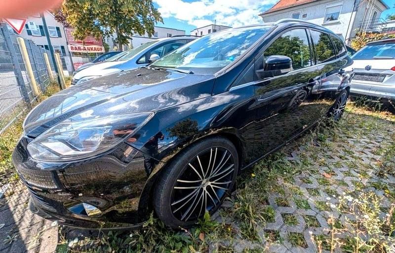 Schwarz Gebraucht 2012 Ford Focus Titanium Kombi | 5.499 € (Fairer Preis) - Bild 1/3