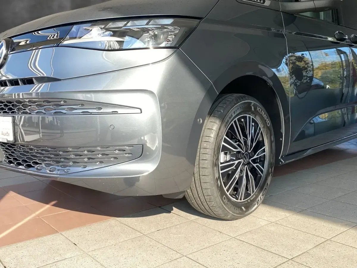 Second-hand VW Multivan Basis 150 CP (110 kW) 2024 Gri Monovolum