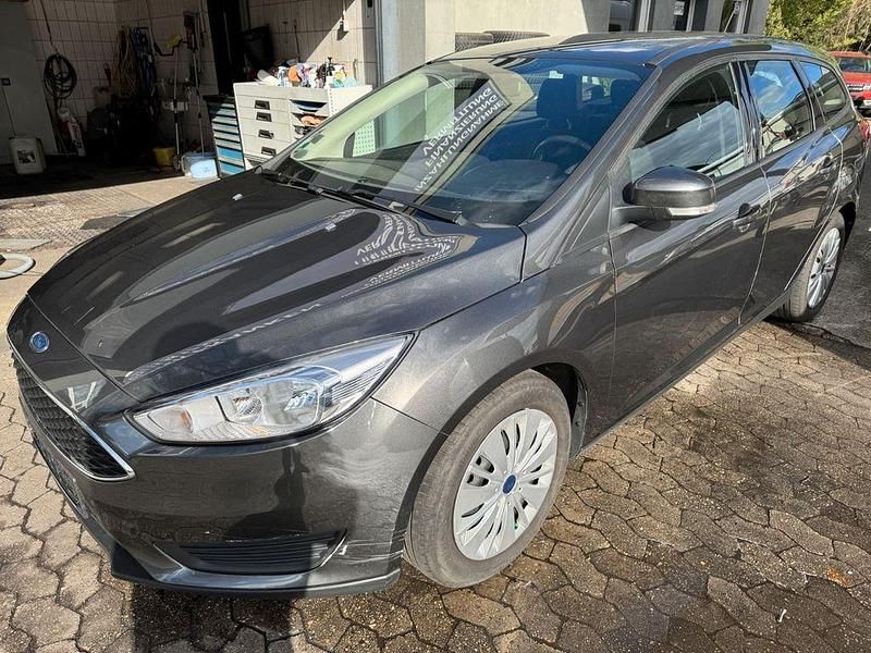 Gebraucht Ford Focus Trend 101 PS (74 kW) 2015 Grau Limousine