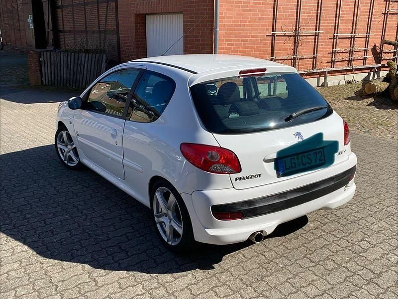 Gebraucht Peugeot 206+ 73 PS (53 kW) 2013 Weiß Kleinwagen