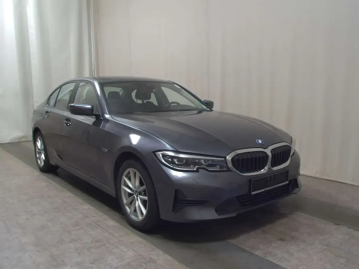Gebraucht BMW 320e Advantage 204 PS (150 kW) 2022 Grau Limousine