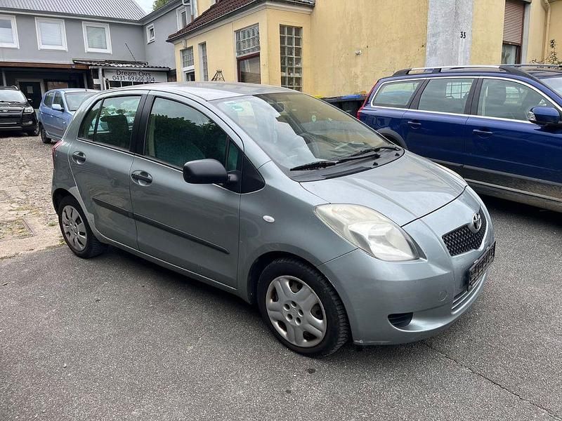Silber Gebraucht 2006 Toyota Yaris Luna Limousine | 1.380 € (Superpreis) - Bild 1/4