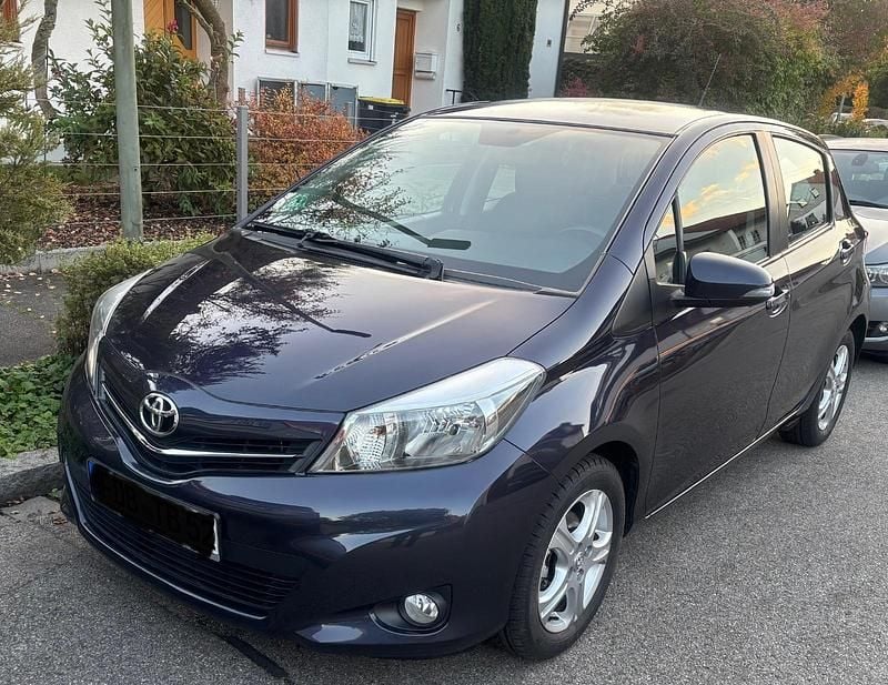 Violet Gebraucht 2012 Toyota Yaris Kleinwagen | 6.900 € (Fairer Preis) - Bild 1/4