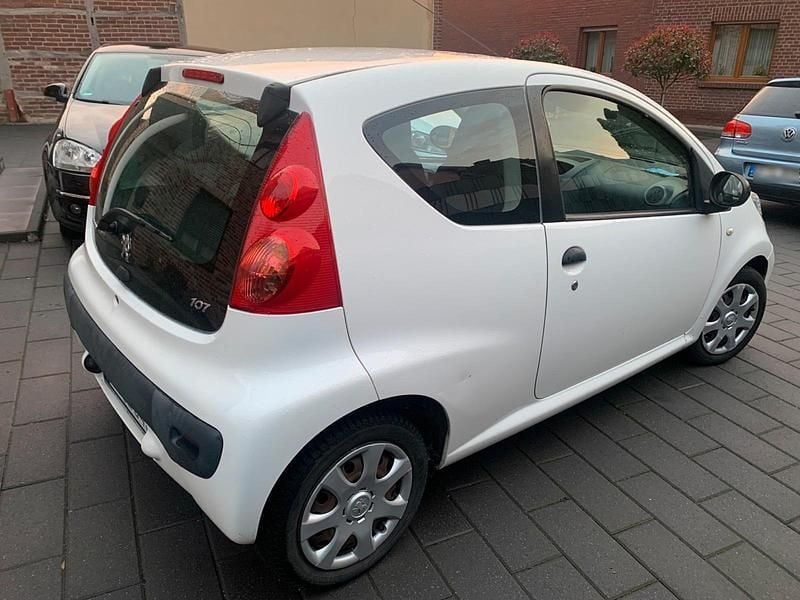 Gebraucht Peugeot 107 68 PS (50 kW) 2014 Weiß Kleinwagen