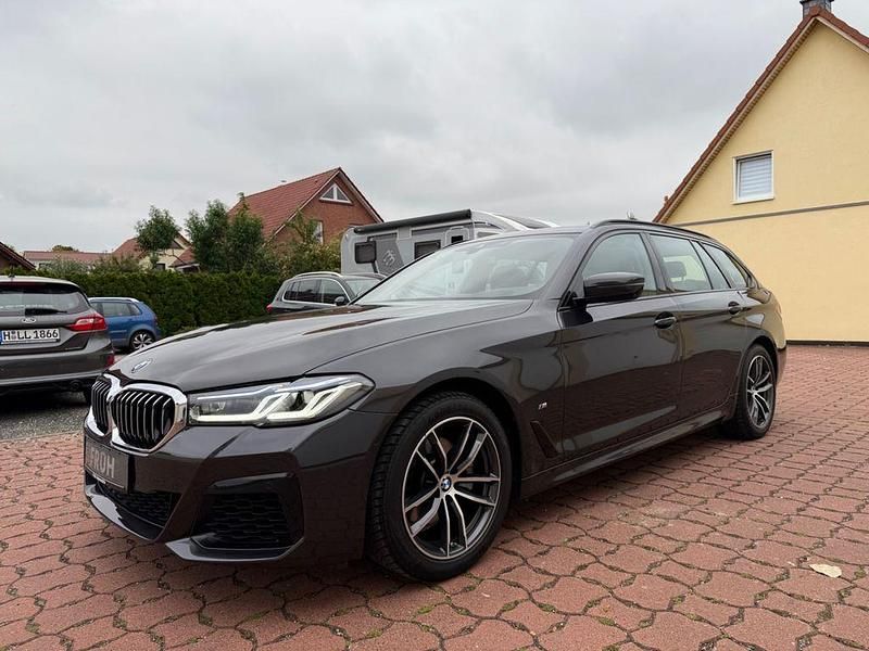 Grau Gebraucht 2020 BMW 520 M Sport Limousine | 35.980 € (Teuer) - Bild 1/4