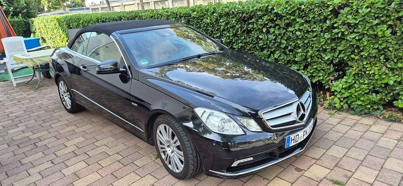 Schwarz Gebraucht 2010 Mercedes E200 Elegance Cabrio | 12.500 € (Etwas zu teuer) - Bild 1/4
